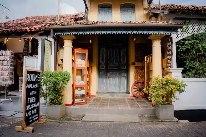 Dutch Wall - Luxury Boutique